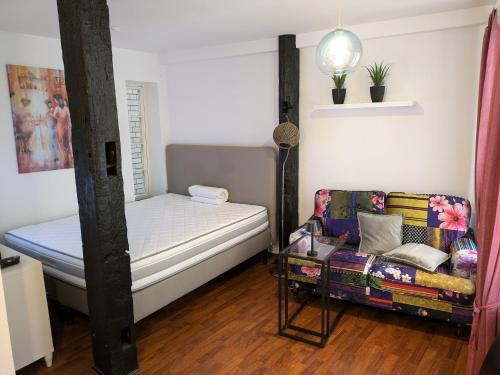 Postel nebo postele na pokoji v ubytování historisches Altstadt Apartment