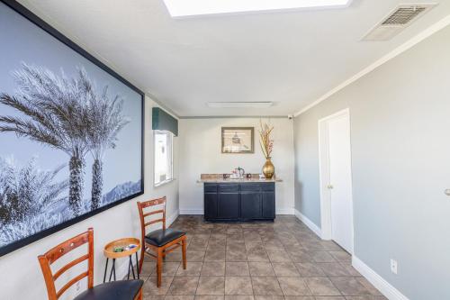 a hallway with chairs and a sink in a house at Townhouse Barstow On Historic Route 66 CA I 15 in Barstow