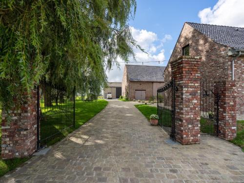 Zahrada ubytování Spacious Holiday Home with Pond in Poperinge