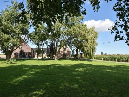 Zahrada ubytování Spacious Holiday Home with Pond in Poperinge