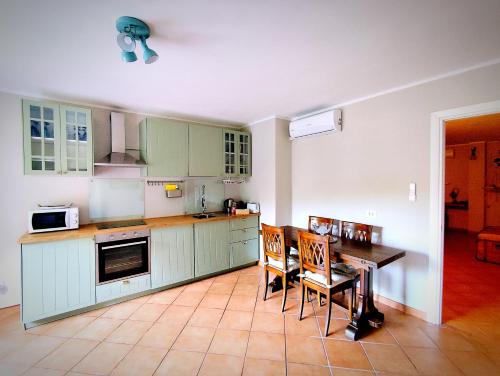 Η κουζίνα ή μικρή κουζίνα στο Almarea, a house between the sea and olive trees