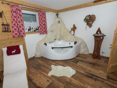 Un baño de Alluring Holiday Home in Ubersee with Whirlpool