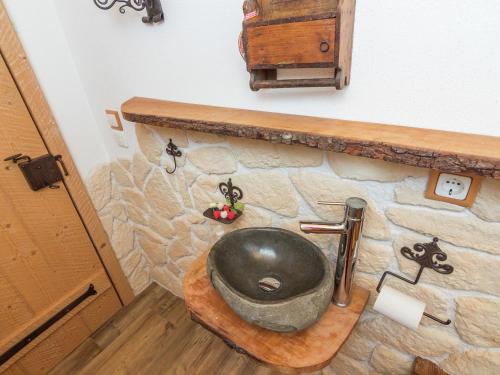 Imagen de la galería de Alluring Holiday Home in Ubersee with Whirlpool, en Übersee