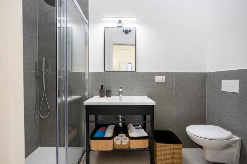 ein Badezimmer mit Waschbecken, Toilette und Dusche in der Unterkunft Dimora dei Colori - Serene Blue in Bari