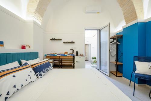 ein Schlafzimmer mit einem Bett und einem Schreibtisch in der Unterkunft Dimora dei Colori - Serene Blue in Bari