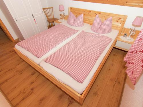 Cama o camas de una habitación en Alluring Holiday Home in Ubersee with Whirlpool