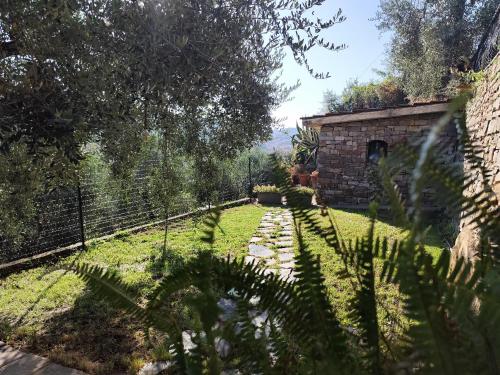 Κήπος έξω από το Almarea, a house between the sea and olive trees