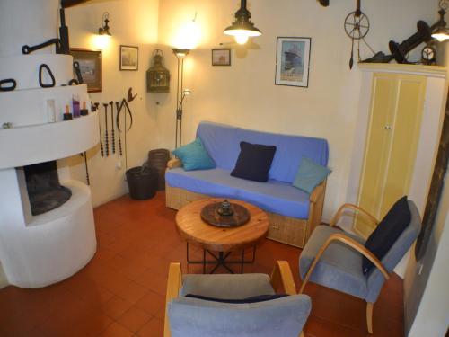 a living room with a blue couch and a table at Finca in El Tanque with a washing machine in Tanque
