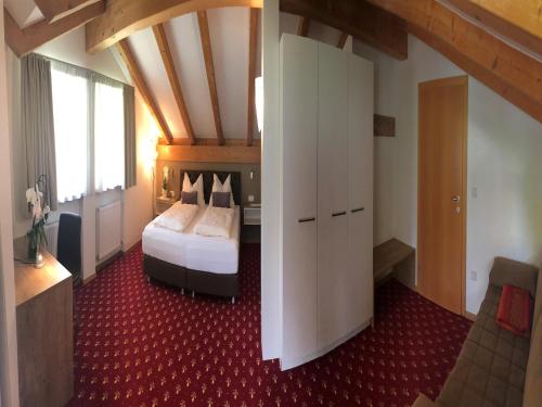 a hotel room with a bed in a room at Residence Lahnhof, Laces in Laces