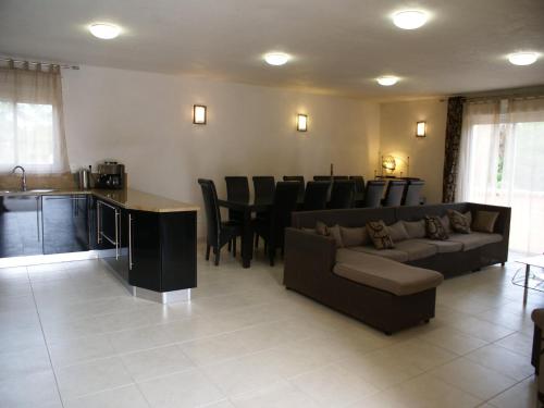 una sala de estar con un sofá y una mesa en Cosy holiday home in Tuscany with shared swimming pool, en San Casciano in Val di Pesa