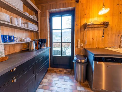 Η κουζίνα ή μικρή κουζίνα στο Capacious holiday home in Membre with garden
