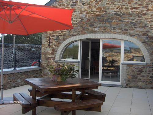 Un patio o zona al aire libre en Magnificent Holiday Home in Libin with Barbecue