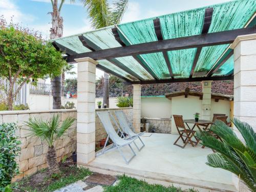 Κήπος έξω από το Simplistic Apartment in Reitani near Lido Beach