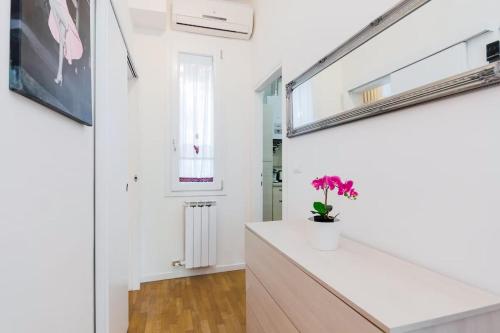 a bathroom with a sink and a mirror at Casa Barbara a 15 min da Venezia con parcheggio in Mestre