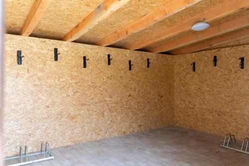 a room with a wall with letters on it at Apartmán BUĎA in Červená Voda