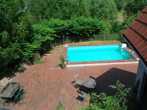 una vista dall'alto di una piscina su un patio in mattoni di Comfortable apartment in quaint holiday village a Barlin