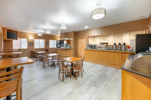 eine Küche und ein Esszimmer mit Tischen und Stühlen in der Unterkunft Best Western Circus City Inn in Peru