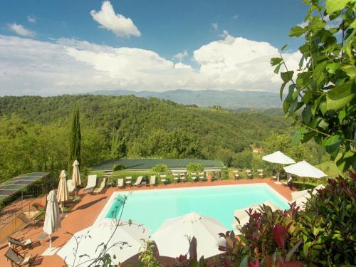 una piscina con vistas a las montañas en Attractive apartment in typical Tuscan style, en Figline Valdarno
