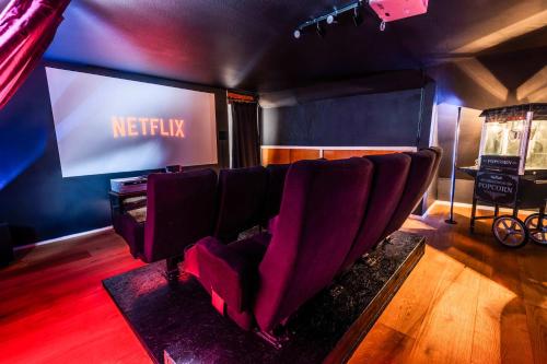 a room with a theater with a television and a couch at Villa Klosterschenke Sauna Whirlpool Game Room in Sankt Goarshausen