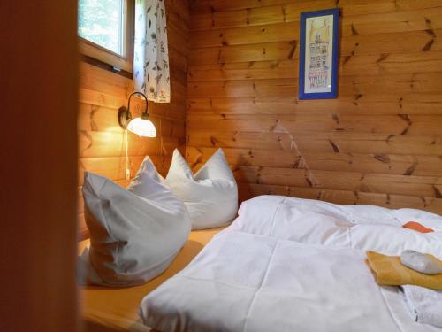 Postel nebo postele na pokoji v ubytování Cozy holiday home on a horse farm in the Lüneburg Heath