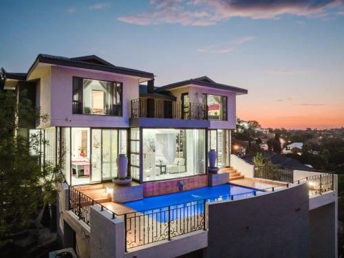 Casa con balcón y piscina en Private Villa-Views, Pool, Braai, en Johannesburgo