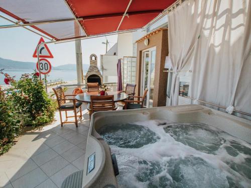Luxurious Holiday Home in Arbanija with Jacuzzi