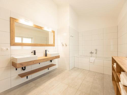 Un baño de Inzell Chalets with private pool