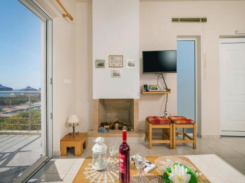 Μια τηλεόραση ή/και κέντρο ψυχαγωγίας στο Apartment in Chania with outdoor pool