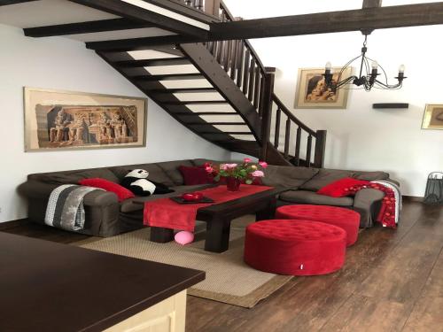 un soggiorno con un divano e un tavolo di Comfortable holiday home on Lake Jamno, Podamirowo a Podamirowo