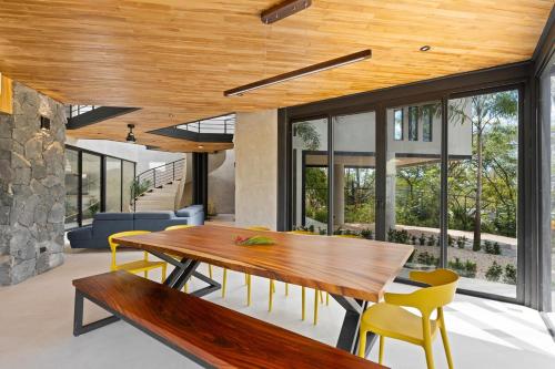 Gambar di galeri bagi Three-Story Jungle Ocean View Luxury Villa di Refundores