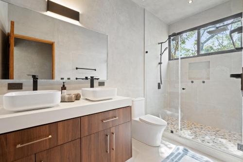 Gambar di galeri bagi Three-Story Jungle Ocean View Luxury Villa di Refundores