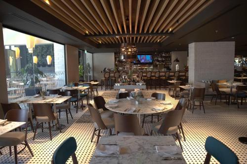 a restaurant with tables and chairs in a room at Hotel Intercontinental Cali by IHG in Cali