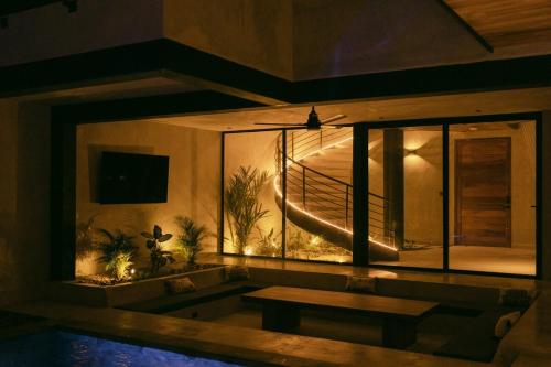 Gambar di galeri bagi Three-Story Jungle Ocean View Luxury Villa di Refundores