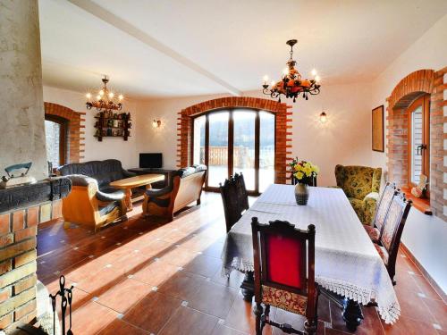 sala de estar con mesa y sillas y sala de estar. en Comfortable holiday home, Grabczyn, en Grąbczyn
