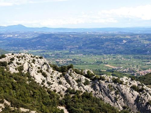 una vista desde la cima de una montaña en Charming holiday flat with shared pool, Malaucène, en Malaucène