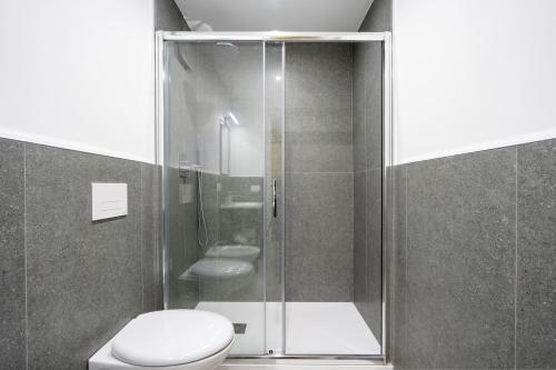 ein Badezimmer mit Glasdusche und WC in der Unterkunft Dimora dei Colori - Yellow Light in Bari