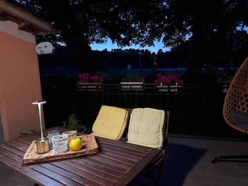 ein Picknicktisch mit Handtüchern und Obst darauf in der Unterkunft Vintage cottage-style cottage near the park in Abbadia San Salvatore