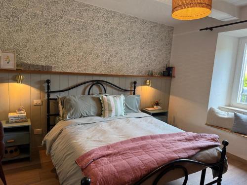 ein Schlafzimmer mit großem Bett und Fenster in der Unterkunft Vintage cottage-style cottage near the park in Abbadia San Salvatore