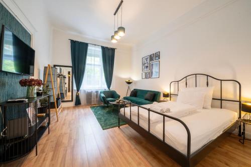 ブダペストにあるGreen Greguss Calm Chic w AC by M2 Metroのベッドとリビングルームのある寝室