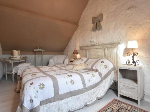 Ένα ή περισσότερα κρεβάτια σε δωμάτιο στο Charming Gîte in France for a Private Getaway