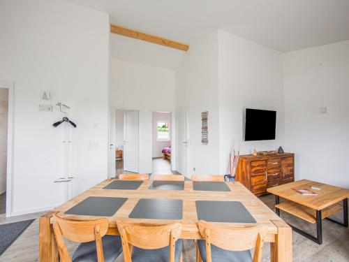 Μια τηλεόραση ή/και κέντρο ψυχαγωγίας στο Tranquil Holiday Home in Filz in the Eifel with Garden