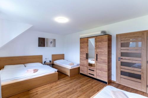 a small bedroom with two beds and a closet at Apartmán BUĎA in Červená Voda