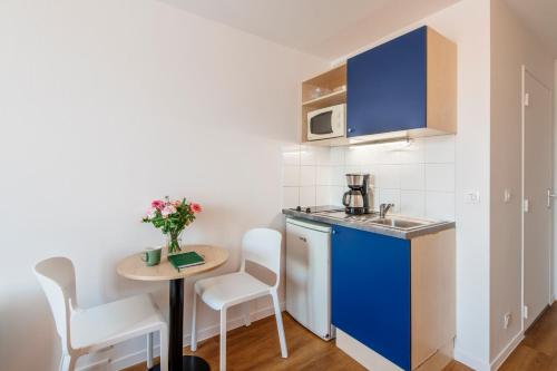 Η κουζίνα ή μικρή κουζίνα στο Aparthotel Adagio Access Paris Saint-Denis Pleyel