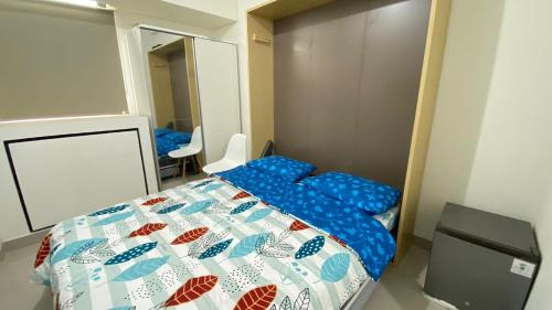 Un dormitorio pequeño con una cama y un espejo. en Apart Bandaraya 11B11 By Millpro, en Patjinongong