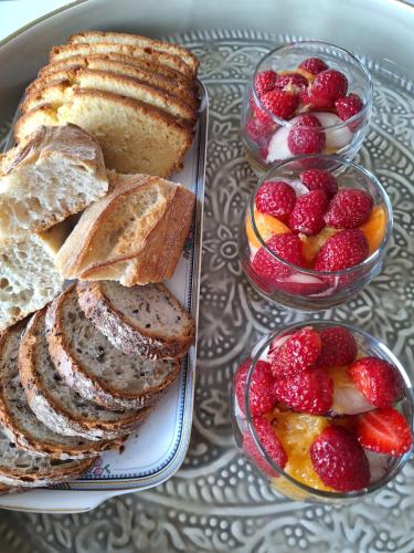 a plate of bread and fruit on a table at Côté West in Porspoder