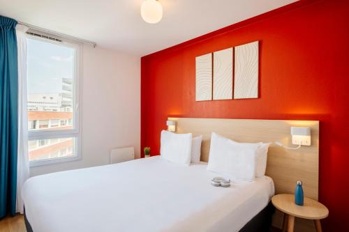 Ένα ή περισσότερα κρεβάτια σε δωμάτιο στο Aparthotel Adagio Access Paris Saint-Denis Pleyel