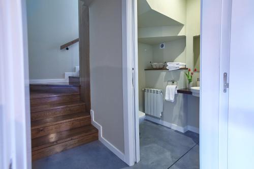 a hallway with wood floors and a staircase at Bonalife - Senda del Oso in Sabadia