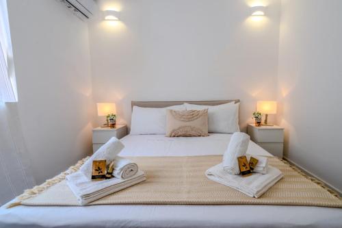 - une chambre avec un grand lit et 2 serviettes dans l'établissement House Design nel Cuore di Porto Rotondo, à Porto Rotondo