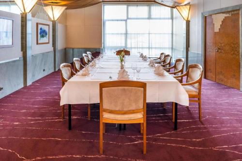 a long dining room with a long table with chairs at Gästehaus Sophienstraße in Stuttgart