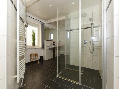 Ένα μπάνιο στο Idyllically located, comfortably furnished and renovated holiday apartment